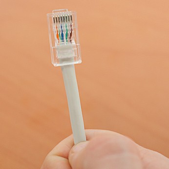 Connector op de UTP-kabel knijpen